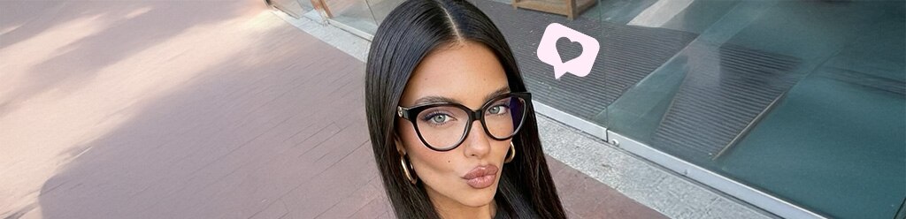 Vrouw met bril draagt make-up