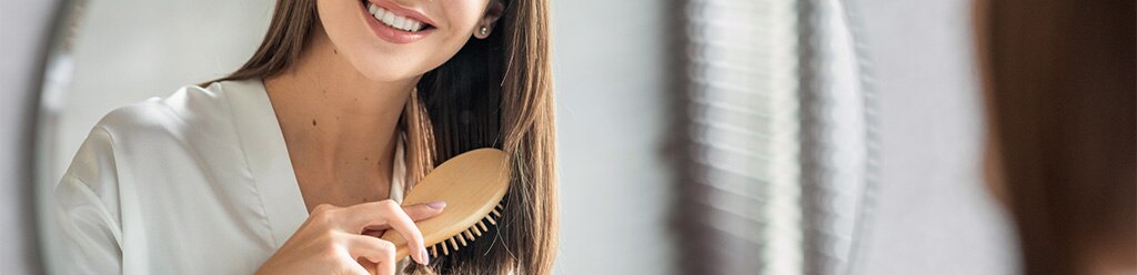 vrouw-borstelt-haar-haircare-routine-na-de-zomer