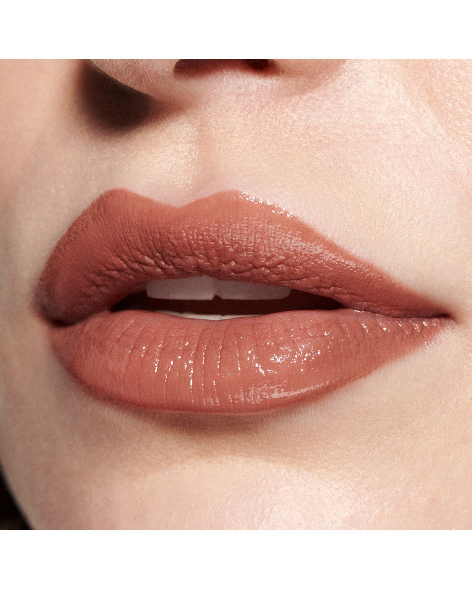 M.A.C Lustreglass Sheer Shine Lipstick - Intimate Nudes Transparente & brillant - fini lumineux & longue tenue SIGNATURE MOVE 3