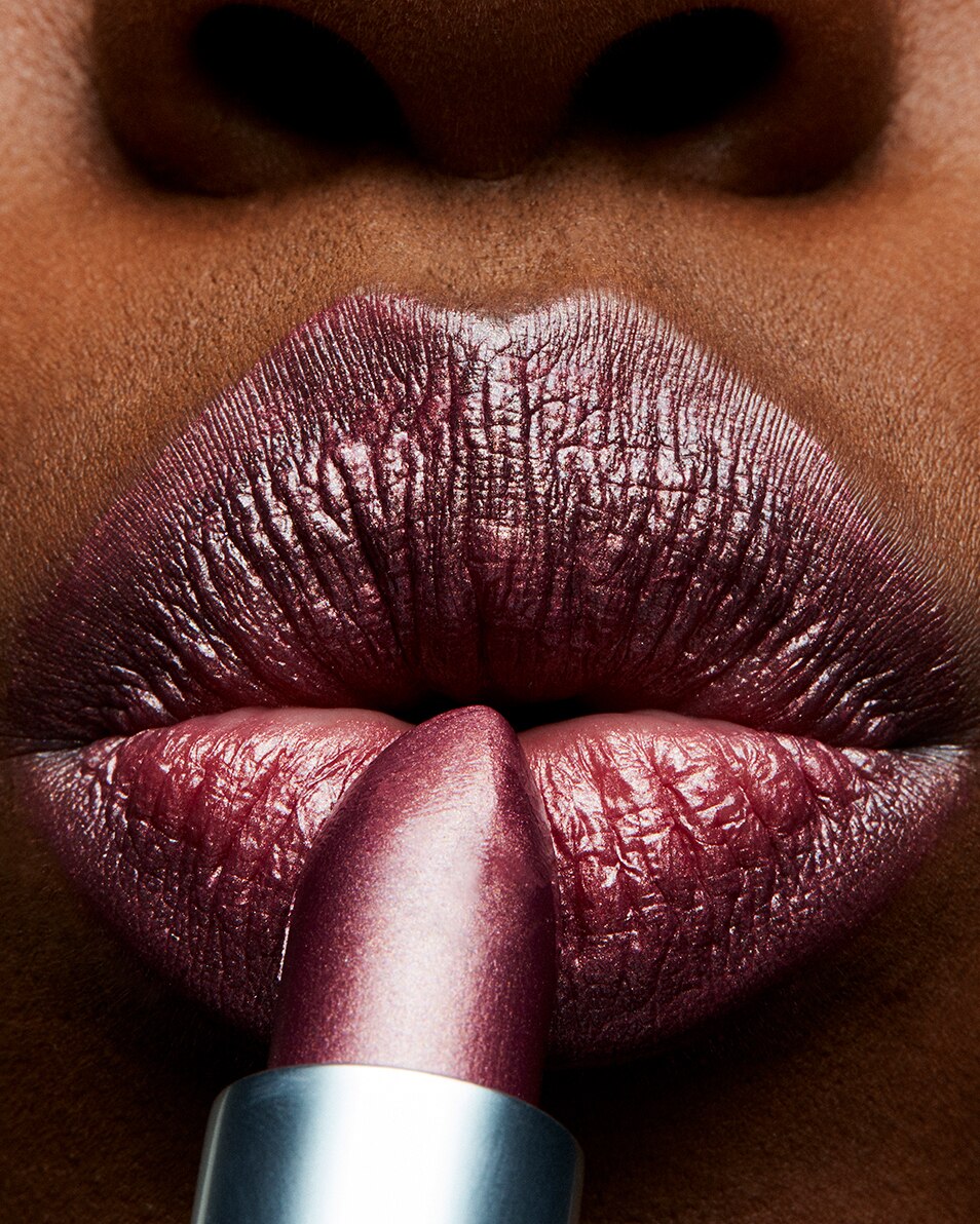 M.A.C FROST LIPSTICK ROUGE À LÈVRES PERLÉ - FINI SEMI-LUSTRÉ Plum Dandy 4