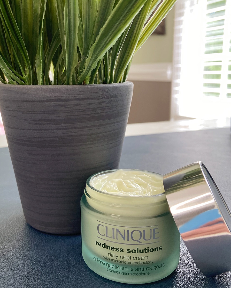 CLINIQUE REDNESS SOLUTIONS DAILY RELIEF CREAM CRÈME DE JOUR & NUIT HYDRATANTE SPF15 - ANTI-ROUGEURS 50 ML