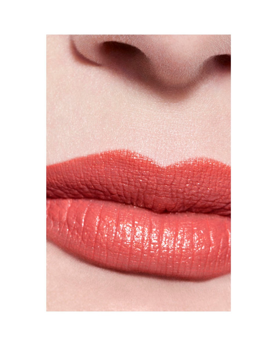 LE ROUGE HAUTE INTENSITÉ. EXTRAIT DE LUMIÈRE ET DE SOIN. RECHARGEABLE